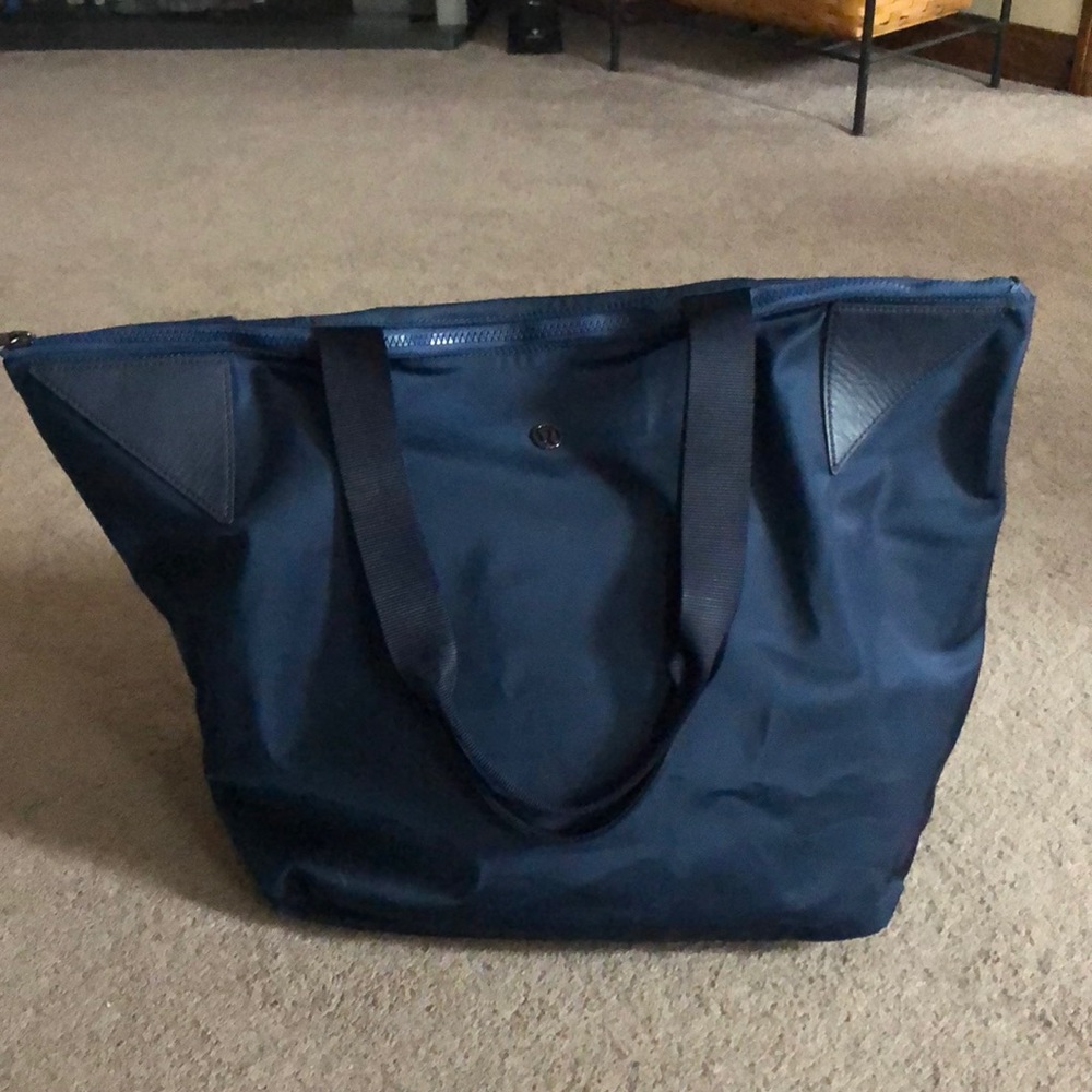 Lululemon Acute Tote navy blue
